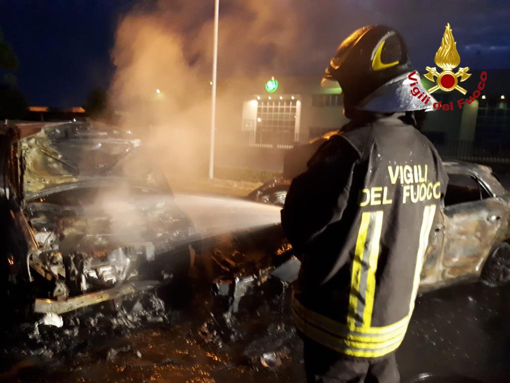 Scontro tra due auto a Trecate, una si incendia