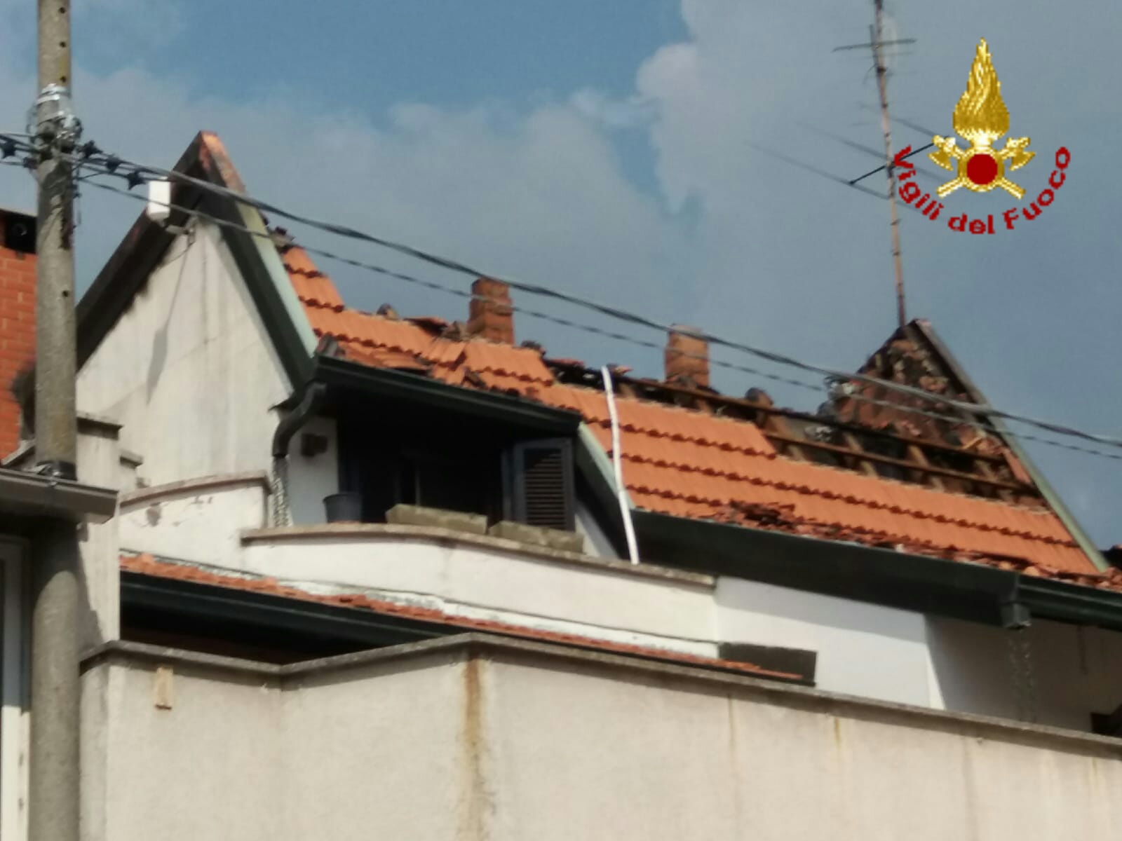 Fiamme dal tetto di una casa a Pernate