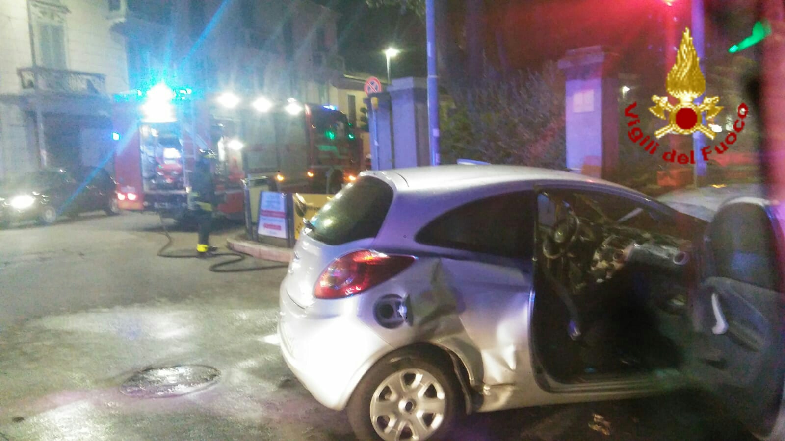 Auto in fiamme in via Pernati, a Novara