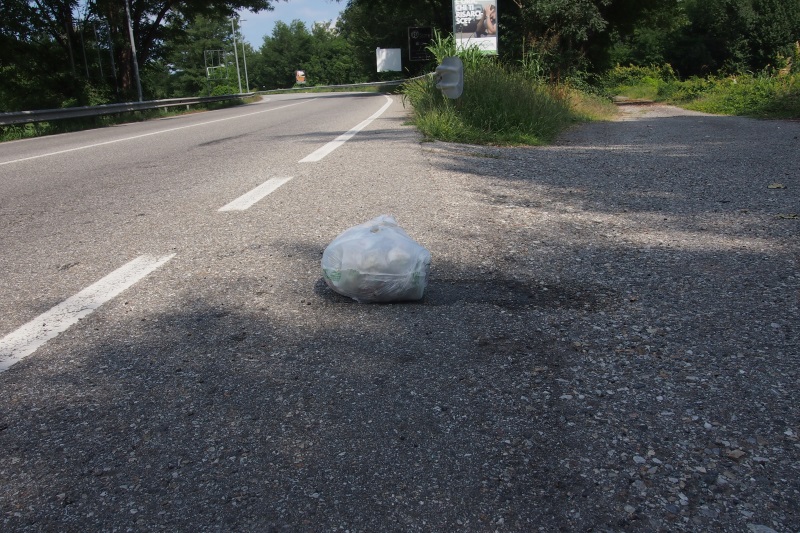 Borgomanero – Puntuale, ogni giorno, un sacchetto abbandonato in via Pertini