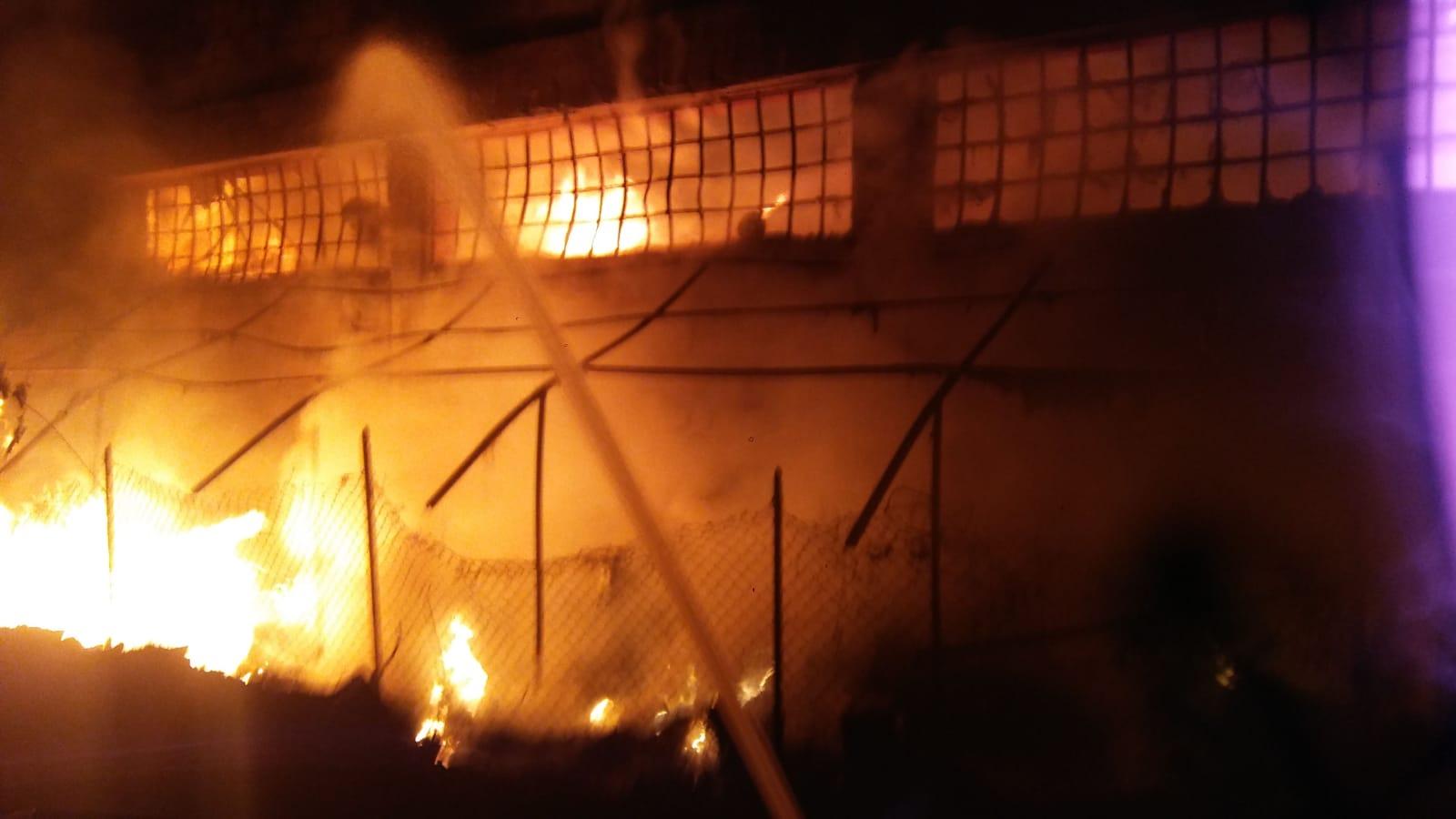 Vasto incendio ad Arona nella notte