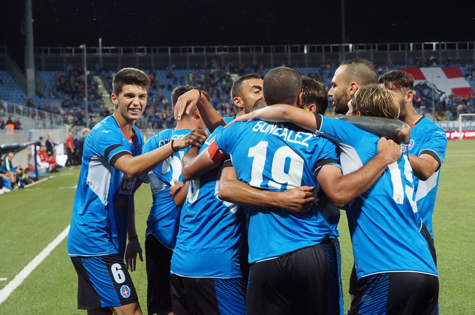 Il Novara cresce alla distanza e supera 3 a 0 il Lecco. Banchieri: “Vittoria dedicata a Udovicich”