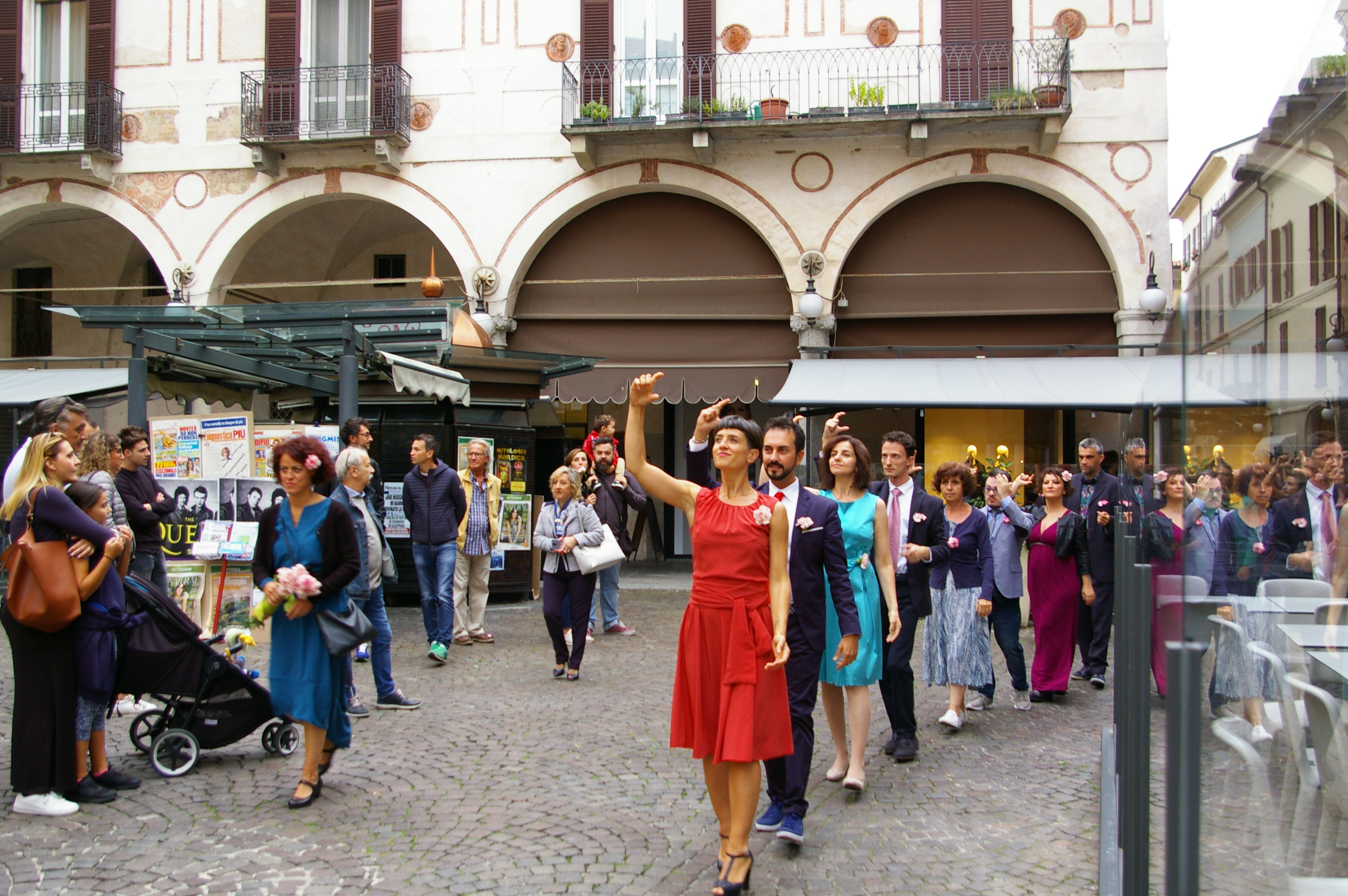 Novara, performance nel centro storico per The Nelken – Line by Pina Bausch