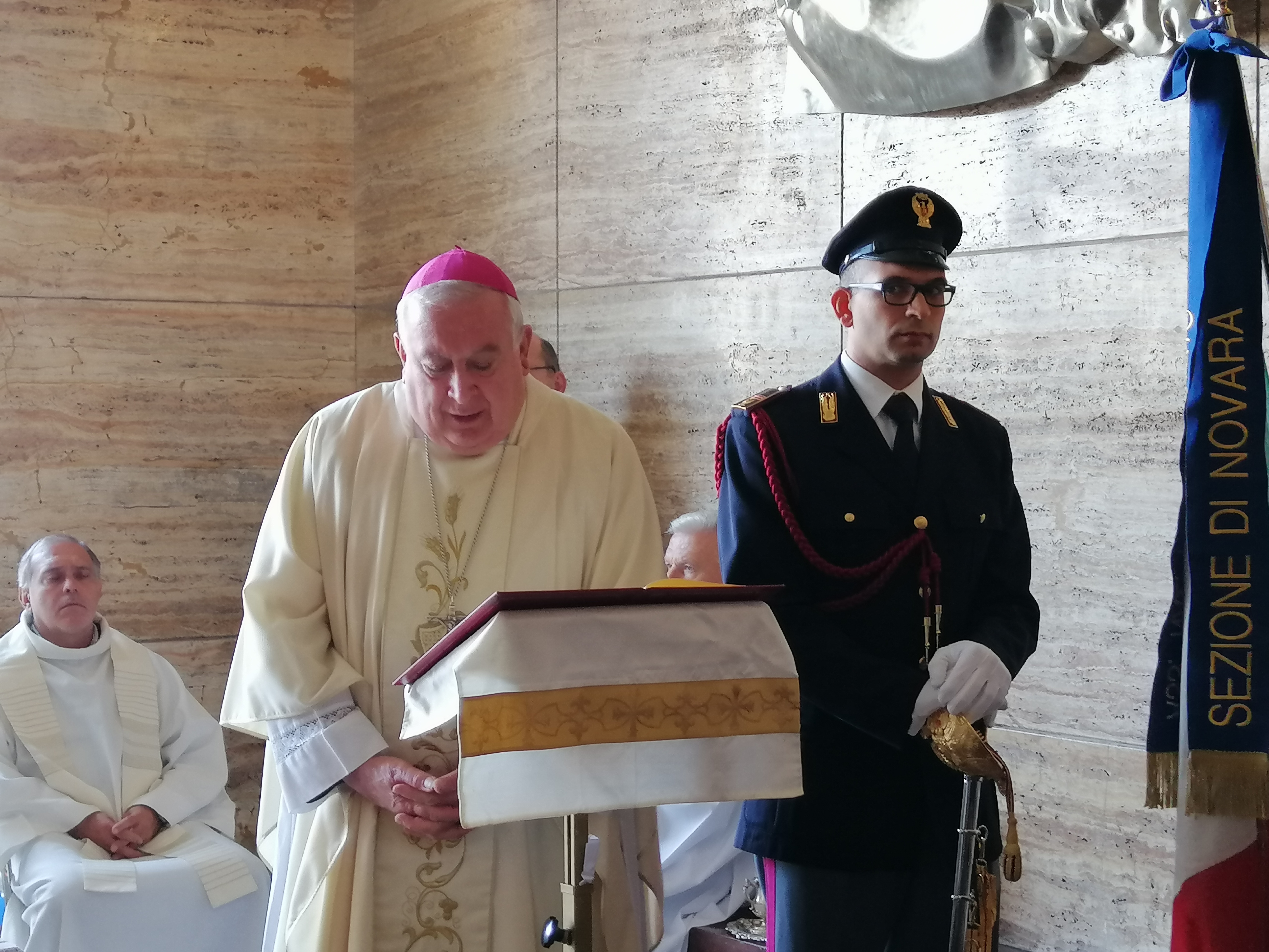 Novara, Polizia di Stato in festa per San Michele Arcangelo: messa celebrata dal vescovo