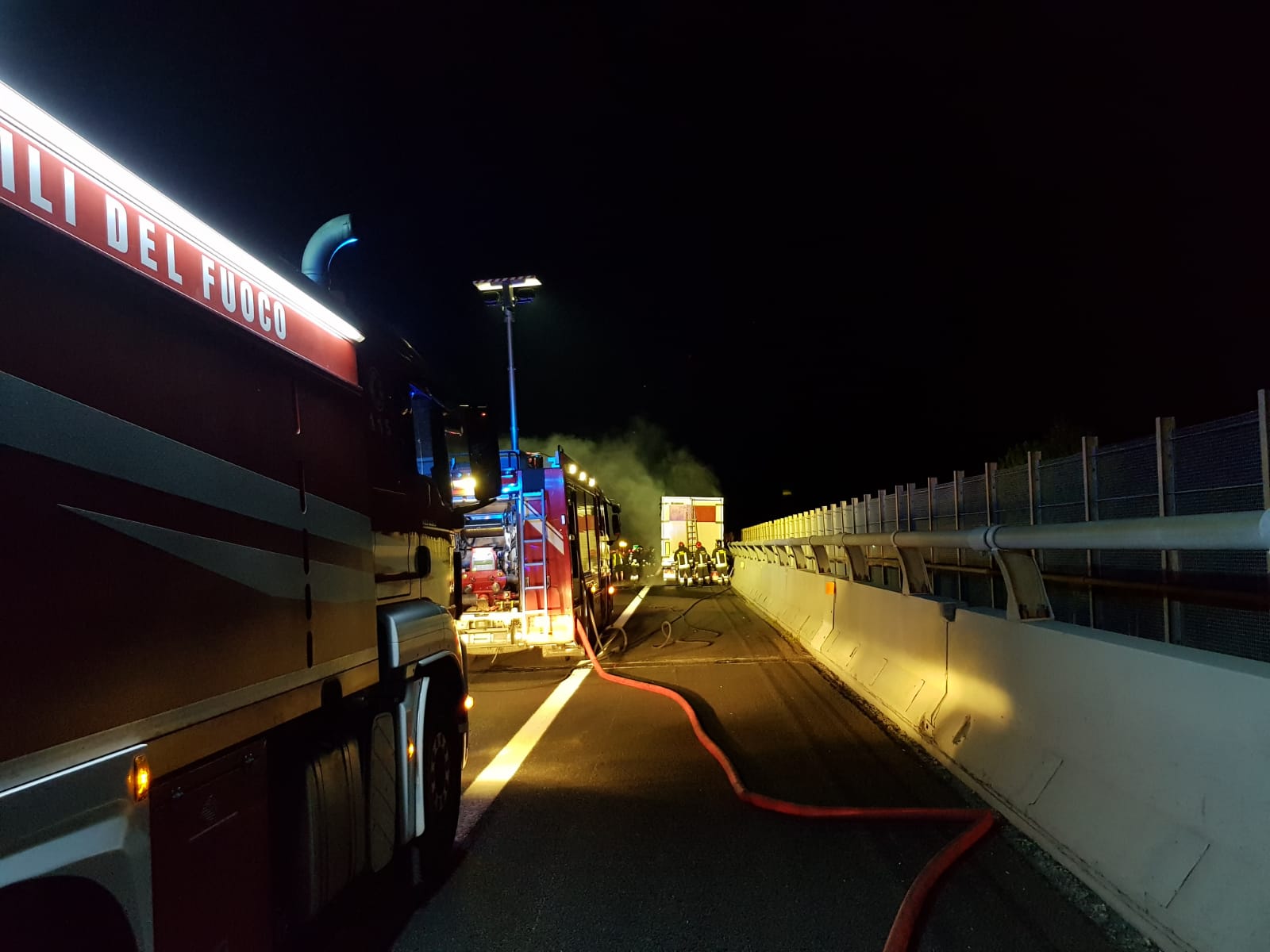 Fiamme da un camion frigo in A4