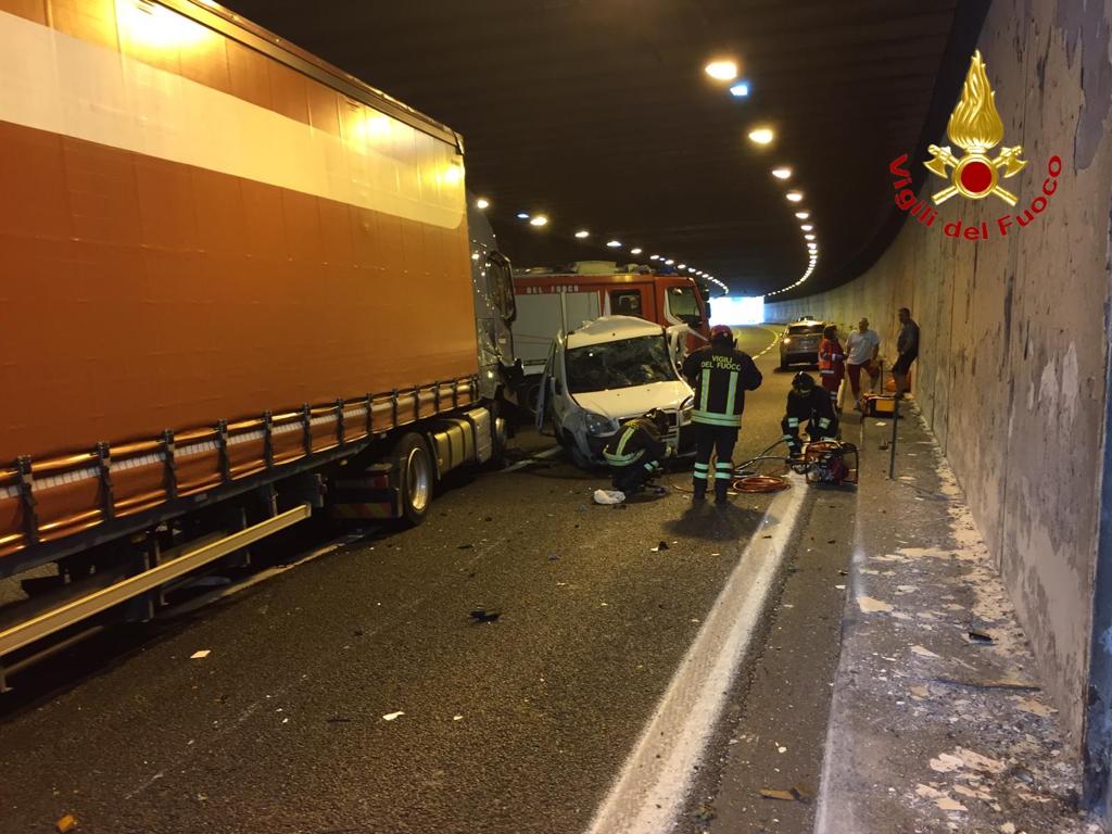 Tir investe furgoncino fermo per un guasto, due morti