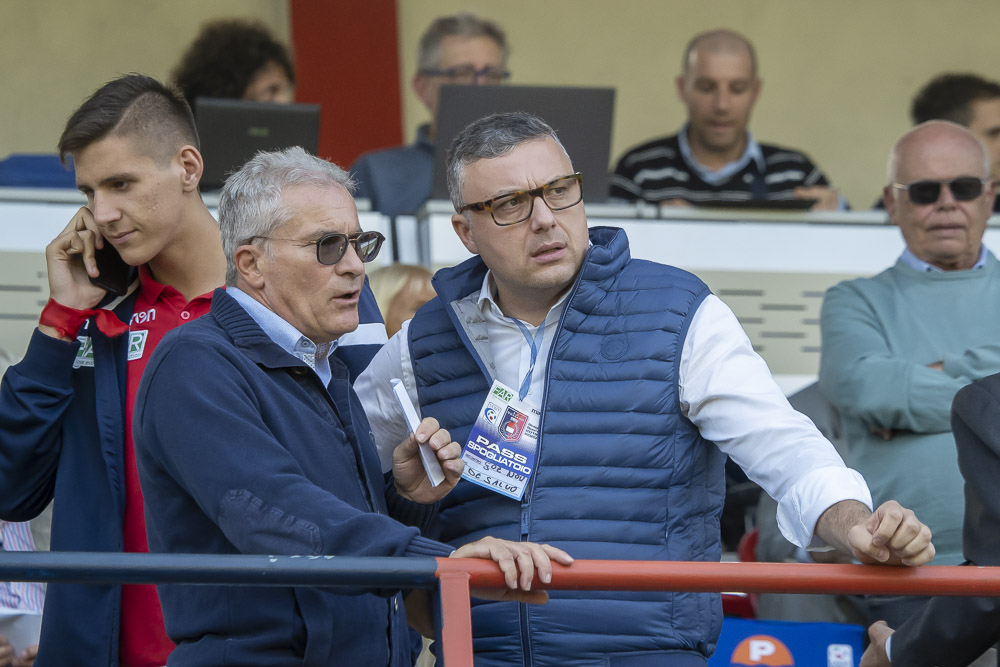 Pascal Romentino- 1200 Nei giorni scorsi nove classi del Pascal di Romentino hanno effettuato un’uscita come proseguimento del progetto Welcome Pascal di accoglienza. «Lo scopo – spiega la professoressa Rosalba Fecchio – è soprattutto quello di permettere ai ragazzi di trascorrere del tempo al di fuori delle mura della scuola per potersi conoscere meglio. Accanto a questo, però, l’uscita ha anche uno scopo didattico come la commemorazione della strage degli ebrei a Meina alle pietre d'inciampo e la ricostruzione storica presso il centro culturale (canton balin)». Al termine giusto spazio al divertimento con i ragazzi a seguire il corso di vela presso la lega navale di Meina. «E’ stata un parta ‘sportiva’ molto apprezzata – conclude Fecchio – e sicuramente utile anche dal punto di vista formativo. Dopo aver affrontato lezioni di teoria c’è stata la parte pratica direttamente sulle imbarcazioni. Insomma una bella iniziativa per la quale dobbiamo ringraziare sia l’amministrazione comunale di Stresa che i velisti presenti sul posto che ci hanno supportati e anche un po’ sopportati nella nostra esuberanza. Sono indubbiamente collaborazioni importanti, che servono ai ragazzi per fare sport in modo sano e impegnando il tempo in utili attività didattiche». Fla. Bo.
