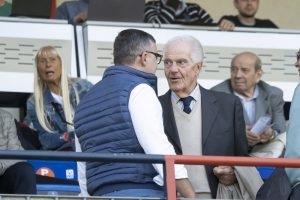 Pascal Romentino- 1200 Nei giorni scorsi nove classi del Pascal di Romentino hanno effettuato un’uscita come proseguimento del progetto Welcome Pascal di accoglienza. «Lo scopo – spiega la professoressa Rosalba Fecchio – è soprattutto quello di permettere ai ragazzi di trascorrere del tempo al di fuori delle mura della scuola per potersi conoscere meglio. Accanto a questo, però, l’uscita ha anche uno scopo didattico come la commemorazione della strage degli ebrei a Meina alle pietre d'inciampo e la ricostruzione storica presso il centro culturale (canton balin)». Al termine giusto spazio al divertimento con i ragazzi a seguire il corso di vela presso la lega navale di Meina. «E’ stata un parta ‘sportiva’ molto apprezzata – conclude Fecchio – e sicuramente utile anche dal punto di vista formativo. Dopo aver affrontato lezioni di teoria c’è stata la parte pratica direttamente sulle imbarcazioni. Insomma una bella iniziativa per la quale dobbiamo ringraziare sia l’amministrazione comunale di Stresa che i velisti presenti sul posto che ci hanno supportati e anche un po’ sopportati nella nostra esuberanza. Sono indubbiamente collaborazioni importanti, che servono ai ragazzi per fare sport in modo sano e impegnando il tempo in utili attività didattiche». Fla. Bo.