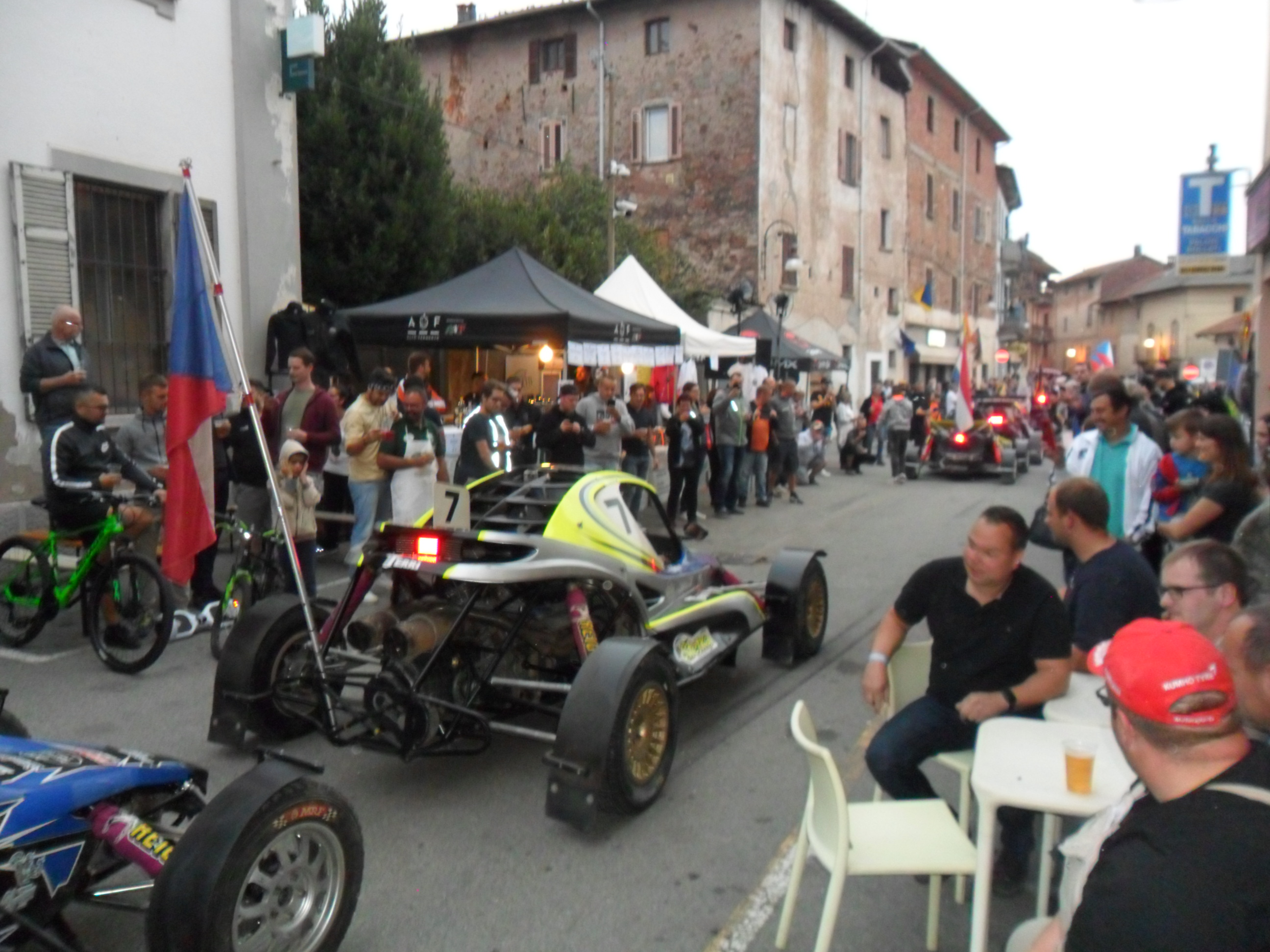 Parata delle auto dei campioni europei di autocross nella notte bianca a Maggiora