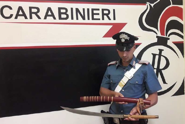 Trecate: controlli dei Carabinieri, commerciante teneva una katana nel suo negozio
