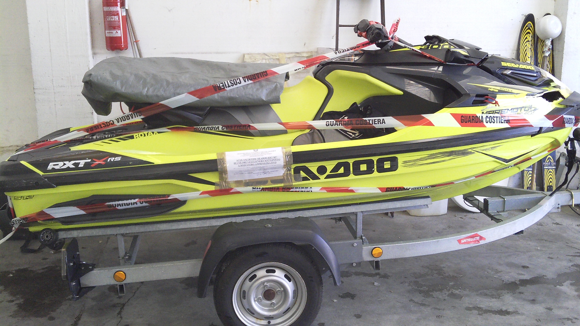 Castelletto Sopra Ticino, acqua-scooter danneggia barca ormeggiata e fugge