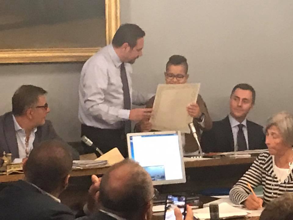 Novara: Rachiq, il bambino che salvò una famiglia nel rogo di via Della Riotta, premiato dal sindaco