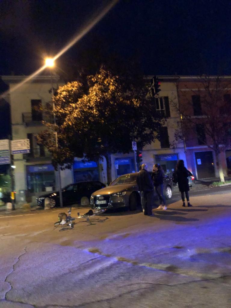 Novara, auto contro bici in un incidente in corso Cavallotti