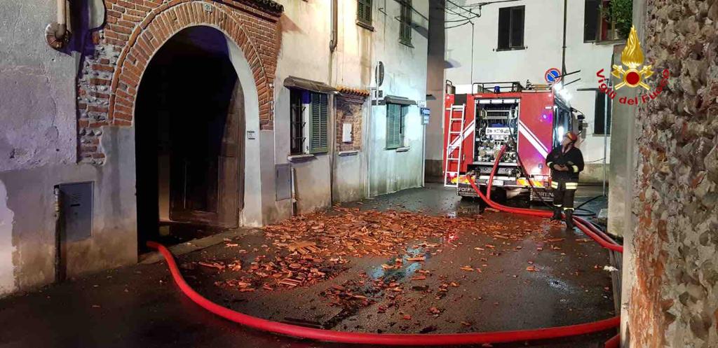Ghemme, fiamme da un tetto di via Garibaldi