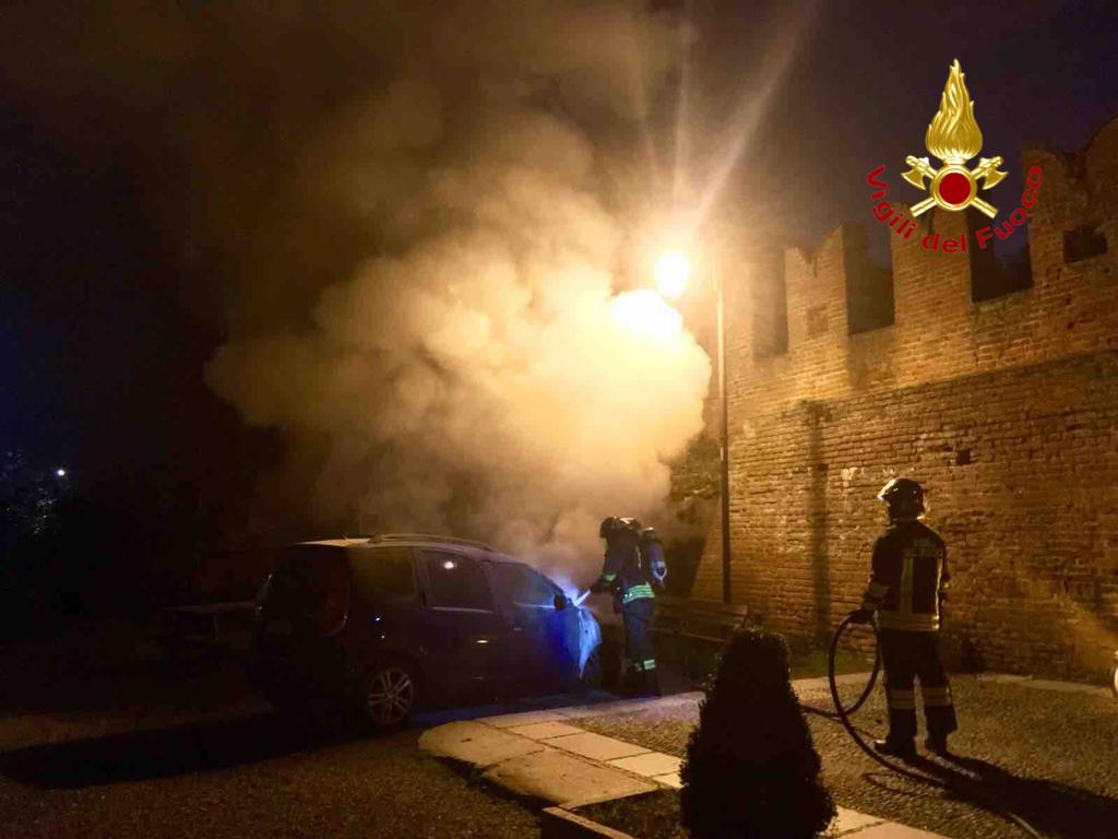 San Nazzaro Sesia: auto in fiamme all’interno dell’abbazia