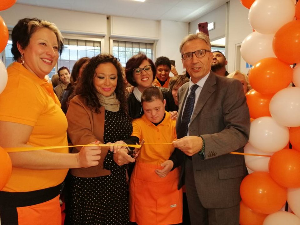 Il Circolo degli Amici è realtà: inaugurato a Novara il bar gestito da ragazzi Down