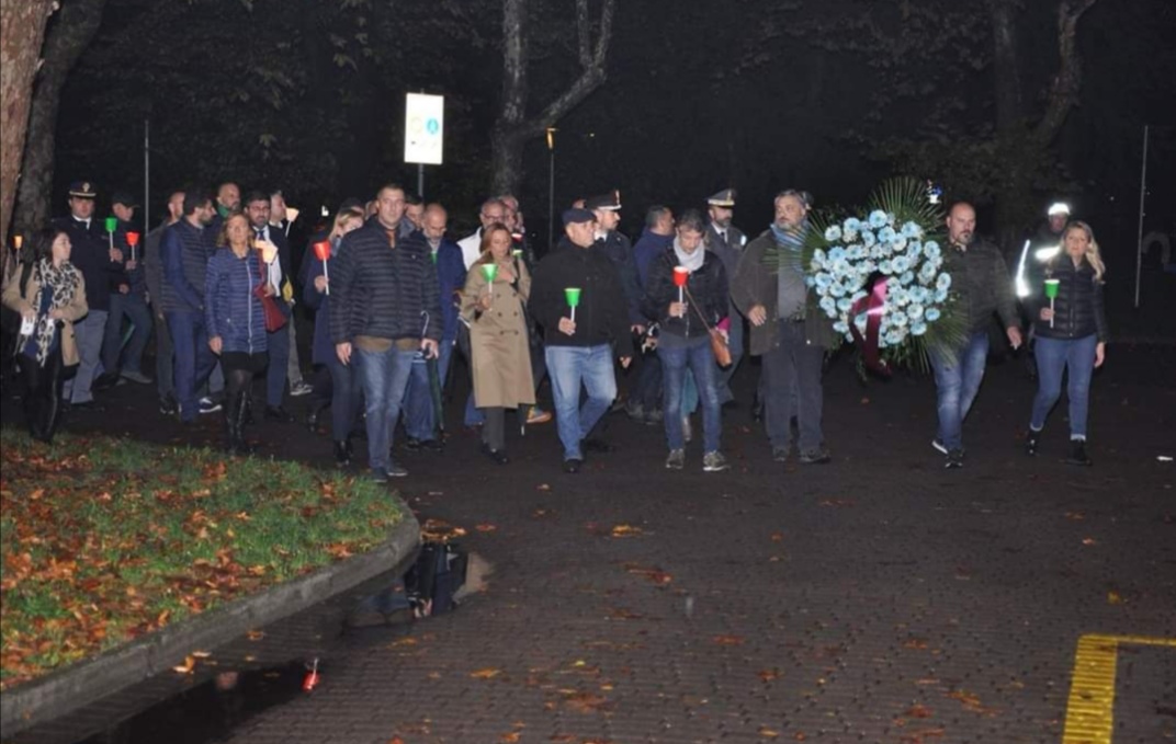 Fiaccolata per i poliziotti uccisi a Trieste, grande partecipazione