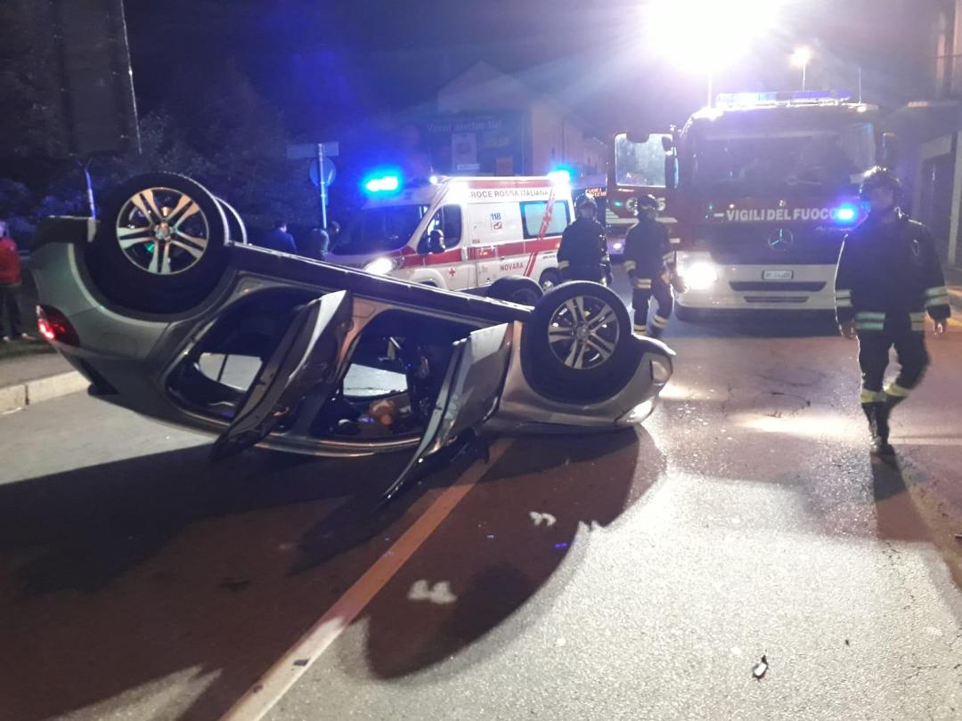 Scontro tra due auto in corso della Vittoria a Novara, una si ribalta