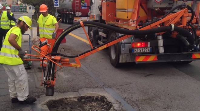 Una “macchina tappabuche” per le strade di Verbania