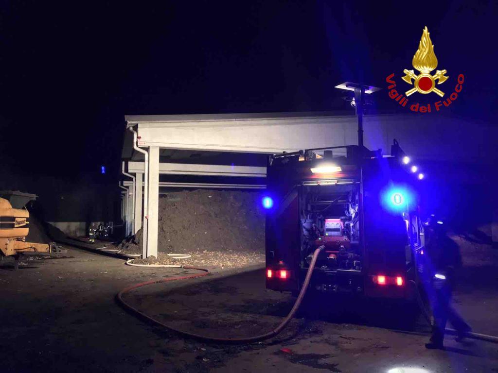 Combustione di compost in strada Mirabella