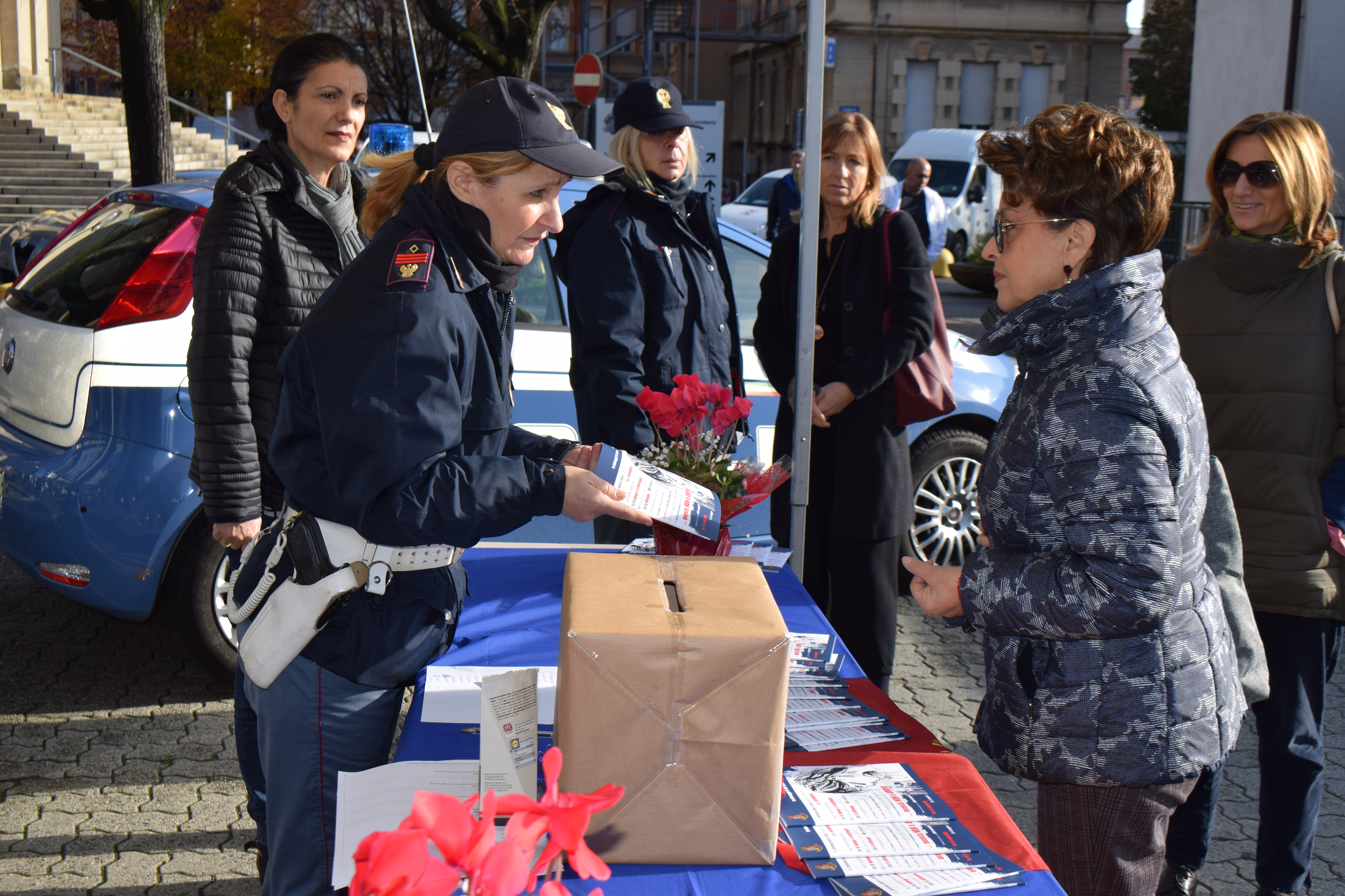 Contrasto alla violenza sulle donne, stand della Polizia in ospedale e al Centro commerciale S. Martino