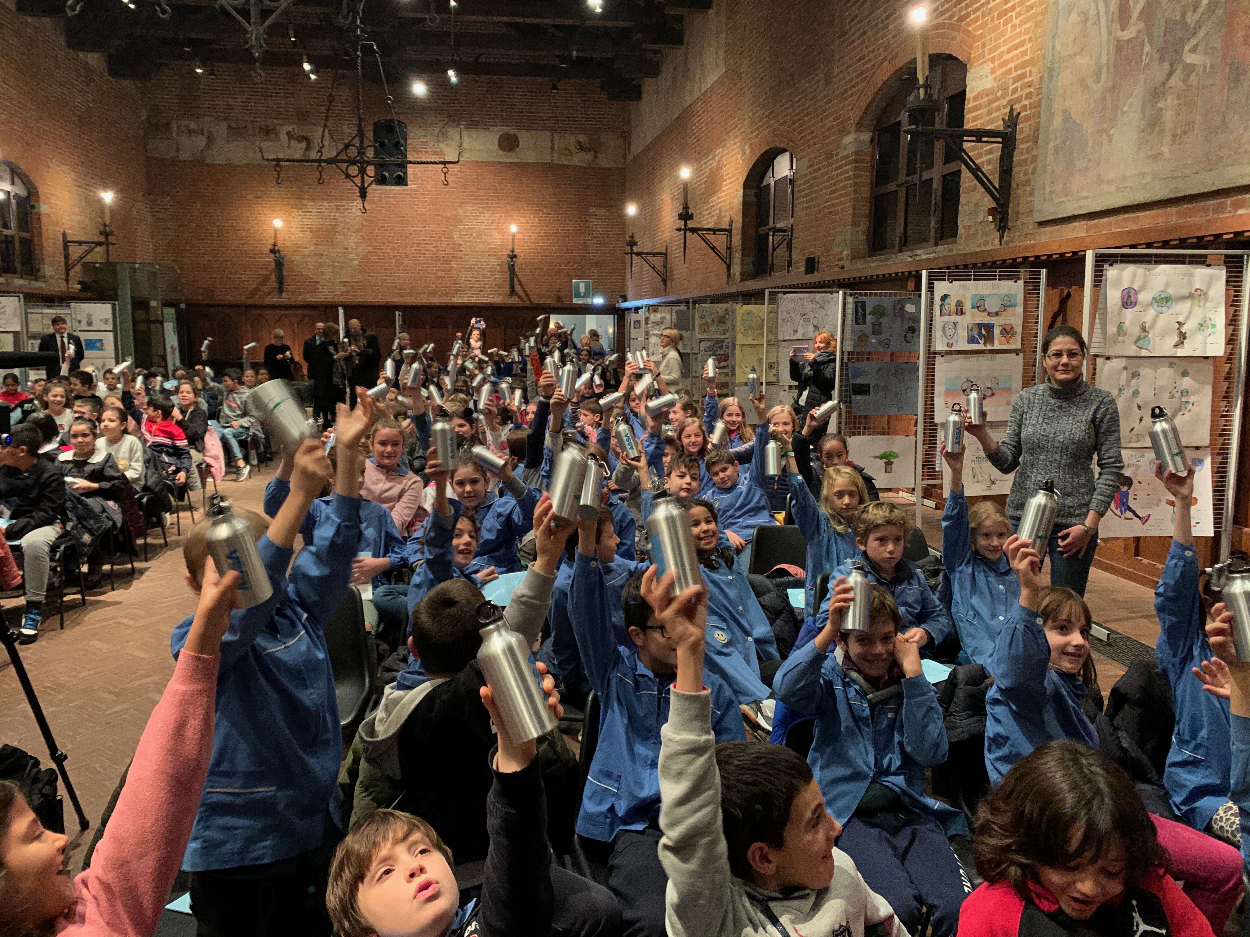 Novara, 5000 borracce in alluminio alle scuole primarie per ridurre la plastica
