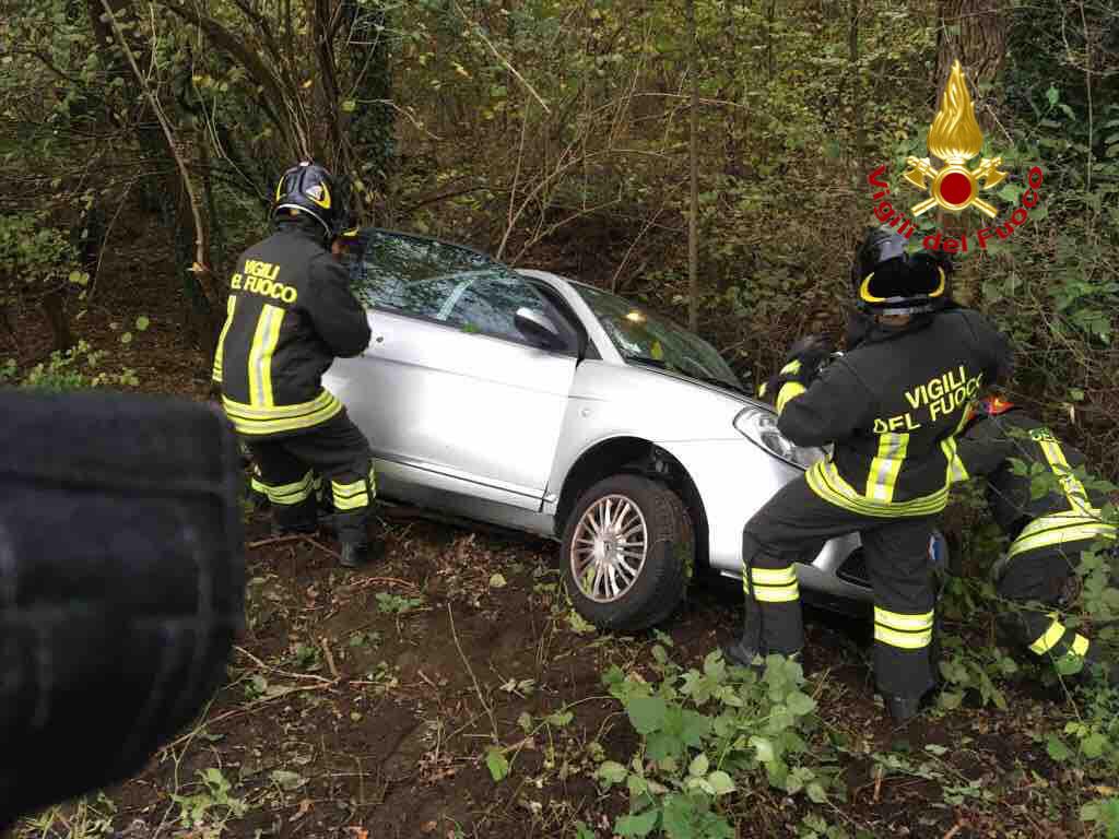 Scontro tra tre veicoli a Paruzzaro lunedì mattina