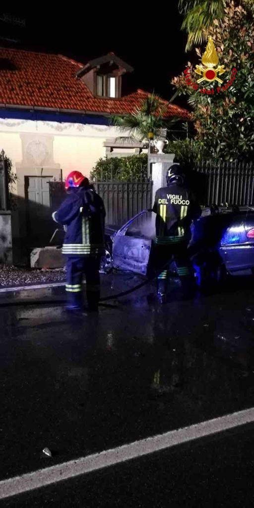 Auto in fiamme sulla sp 229 a Orta