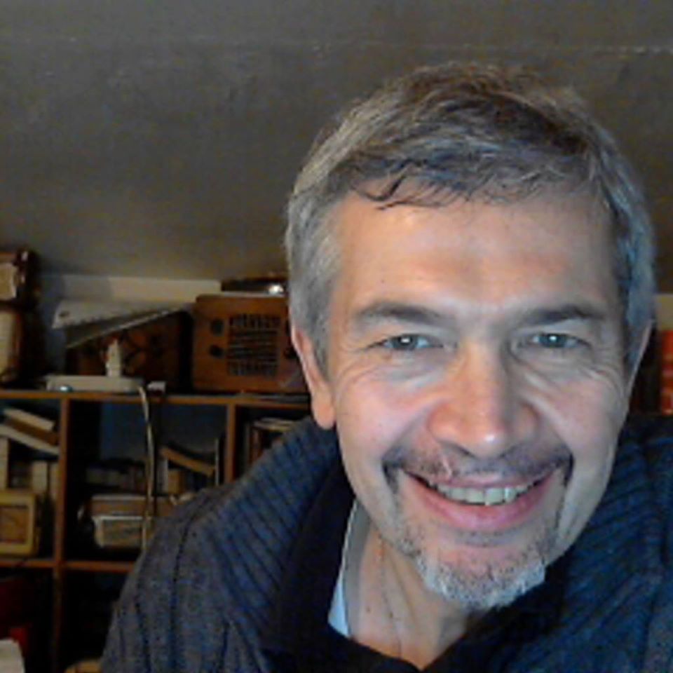 L’ultimo saluto di Novara a Marco Cardinali, il professore sempre pronto a regalare un sorriso