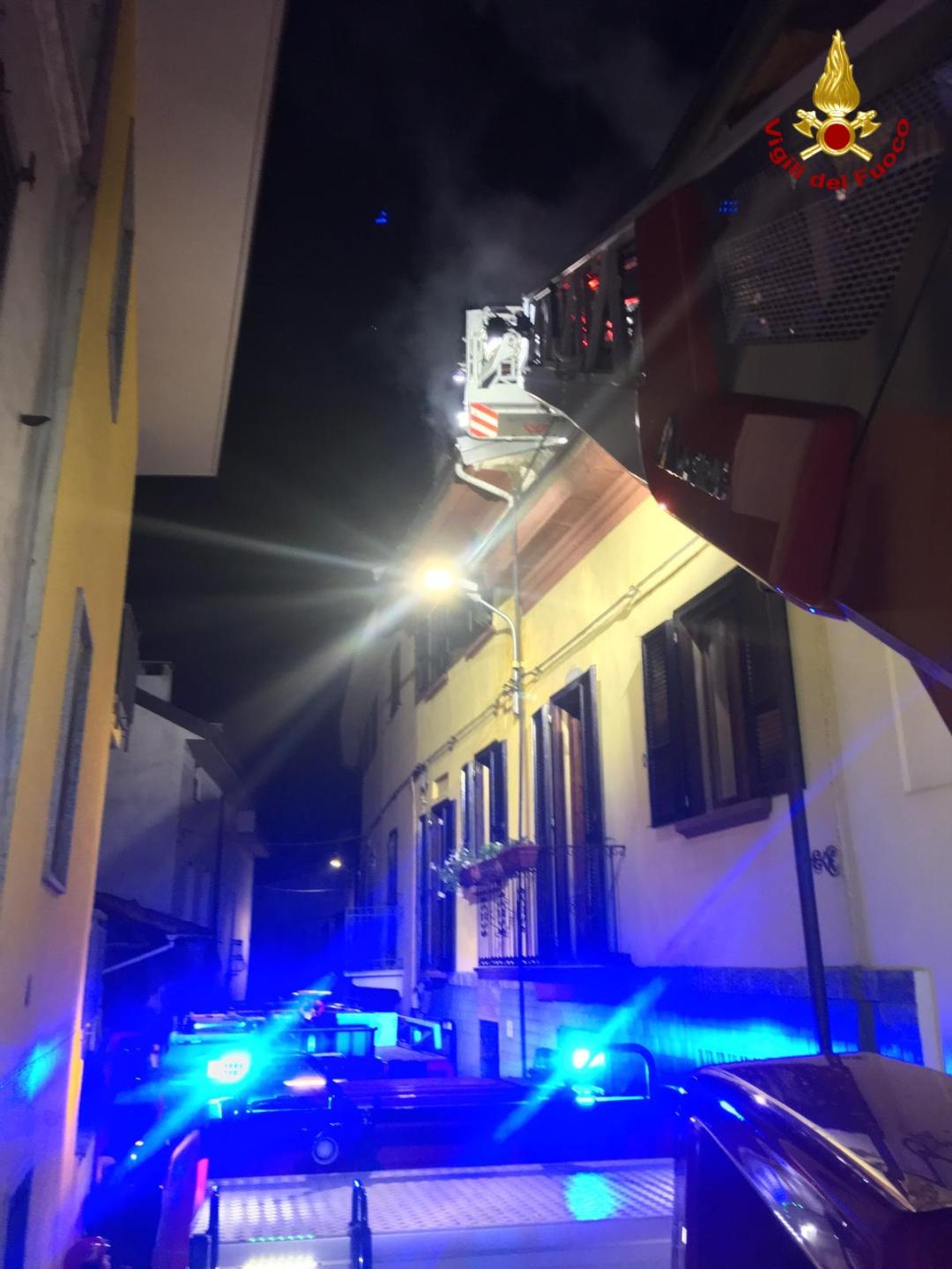 Fiamme da un tetto a Cameri