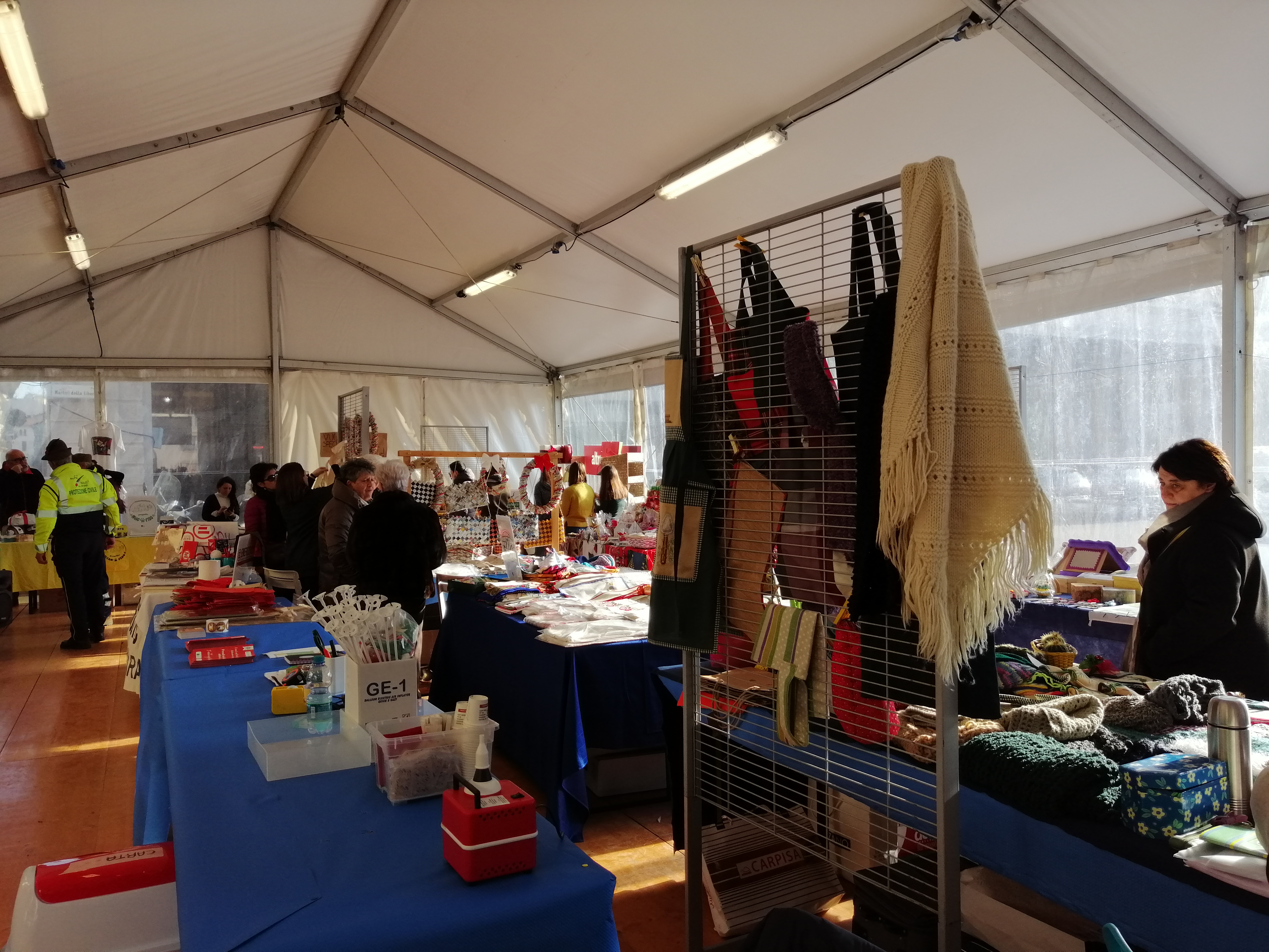 Mercatino della Solidarietà: quando un regalo vale molto di più