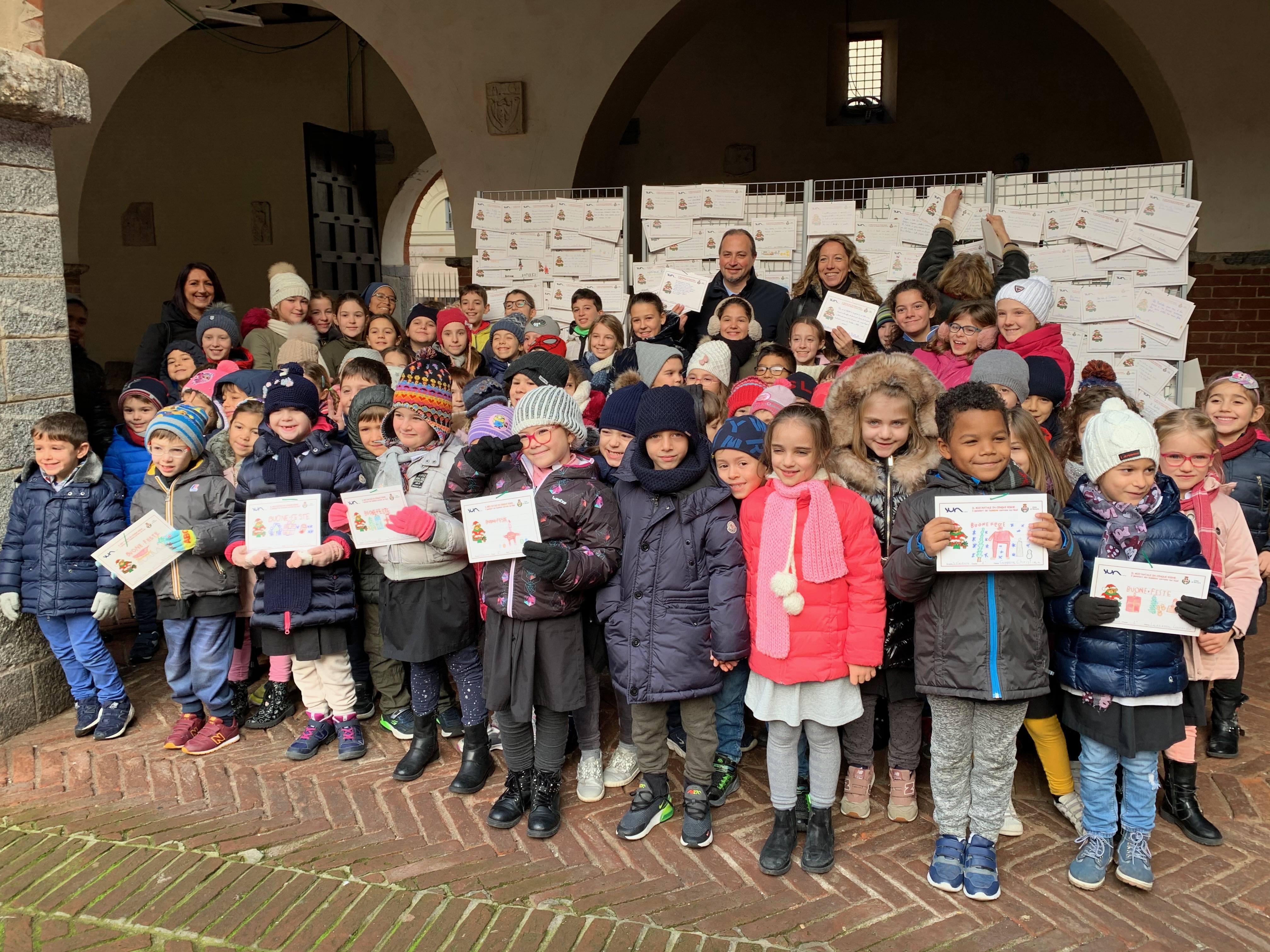 “Il mio Natale in 5 righe” i biglietti dei bambini delle scuole di Novara al Broletto e sui pullman della Sun