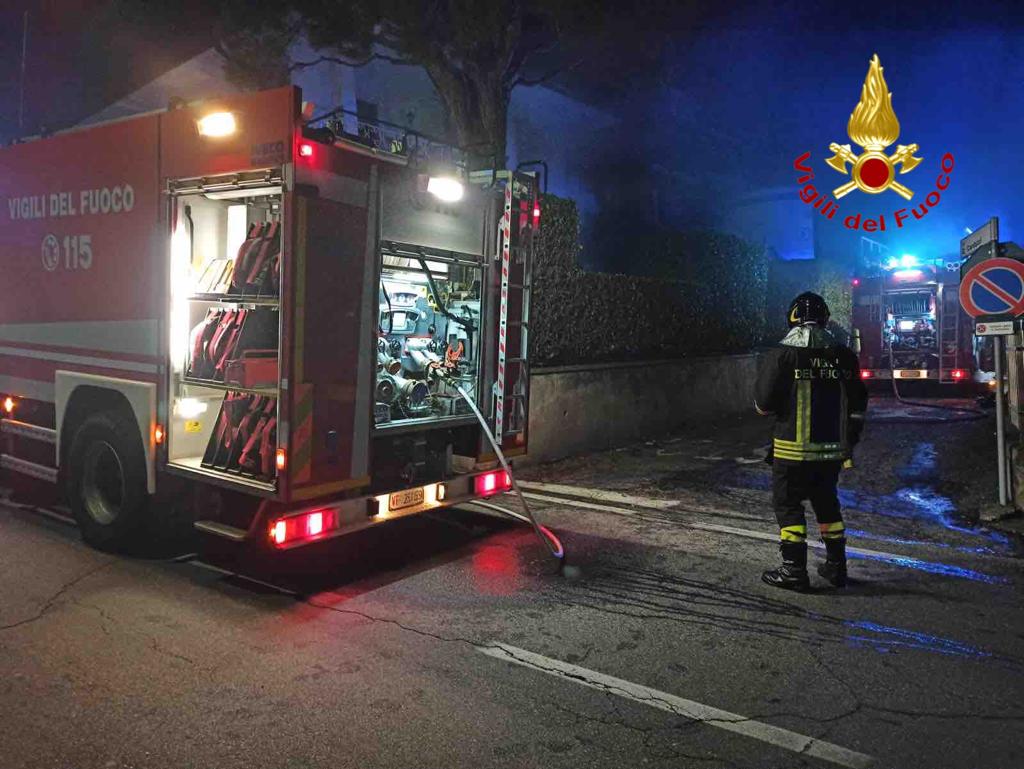 Dormelletto: fiamme in un locale adiacente a un garage