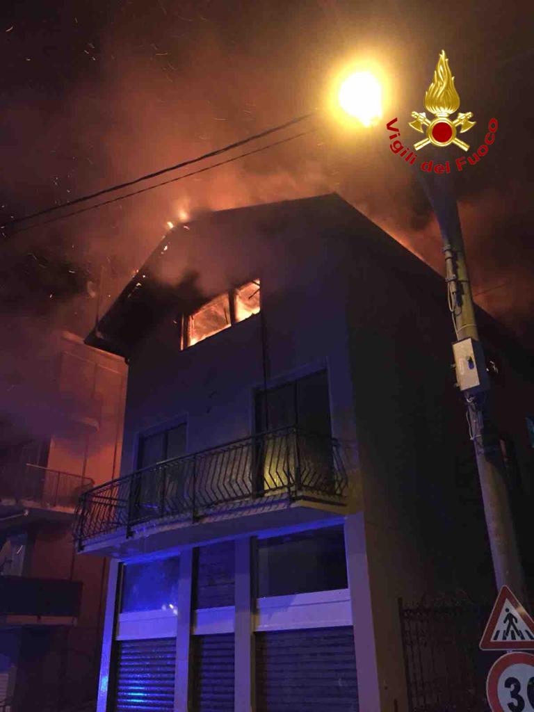 Fiamme dal tetto di una casa a Colazza