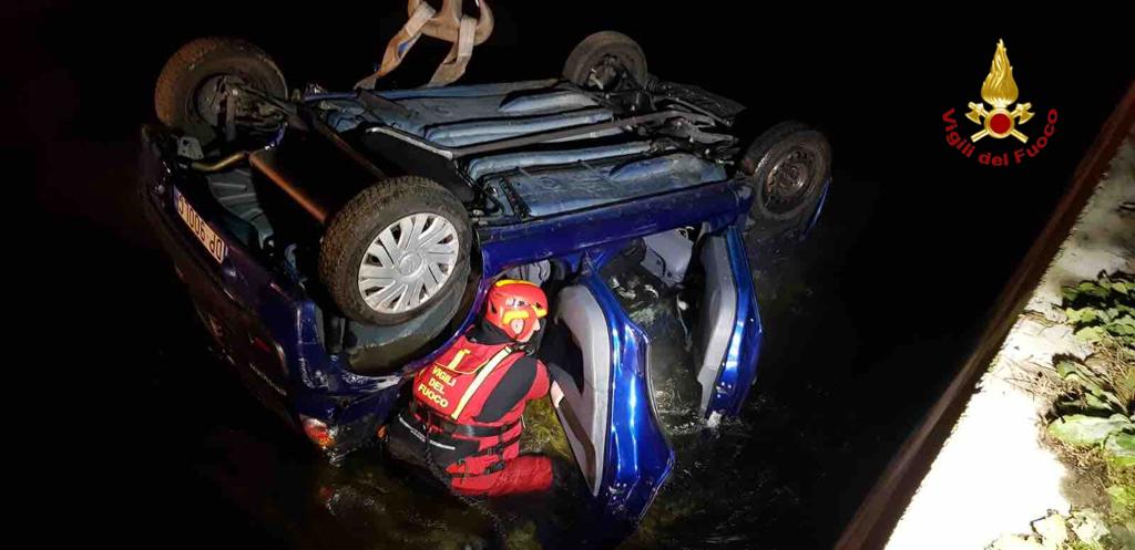 Incidente a Castellazzo: auto finisce in un canale