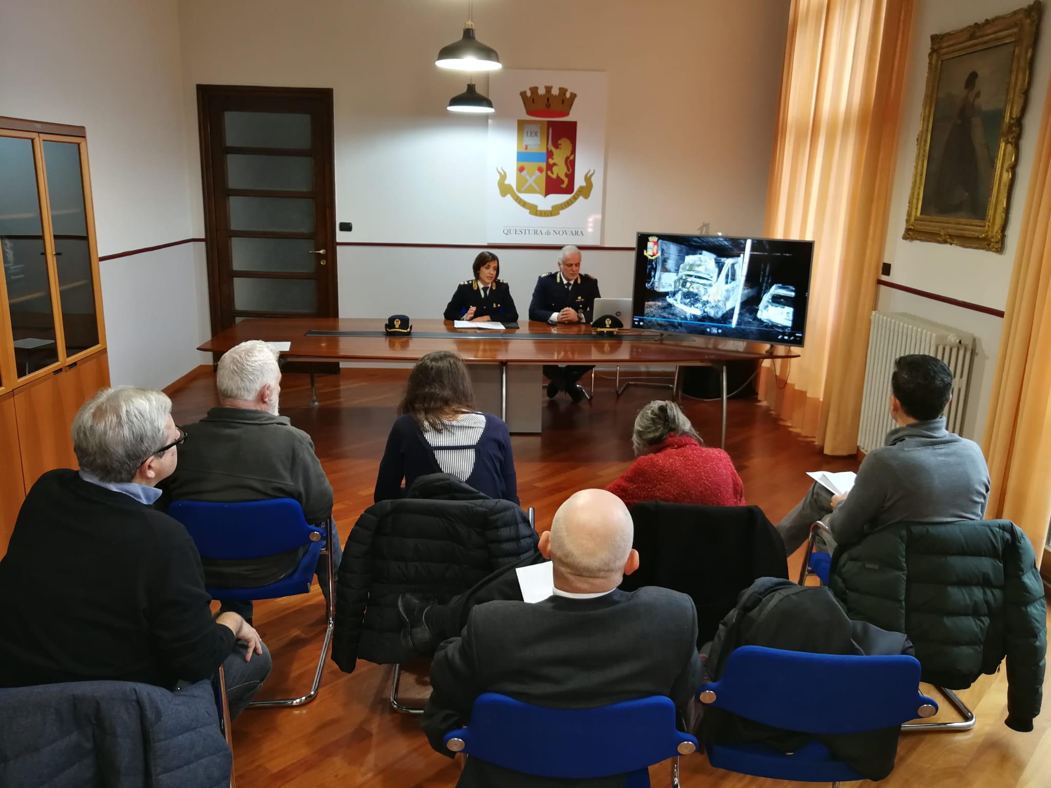 Si vendicano del datore di lavoro, dando fuoco ad alcuni mezzi: individuati come autori due giovani novaresi