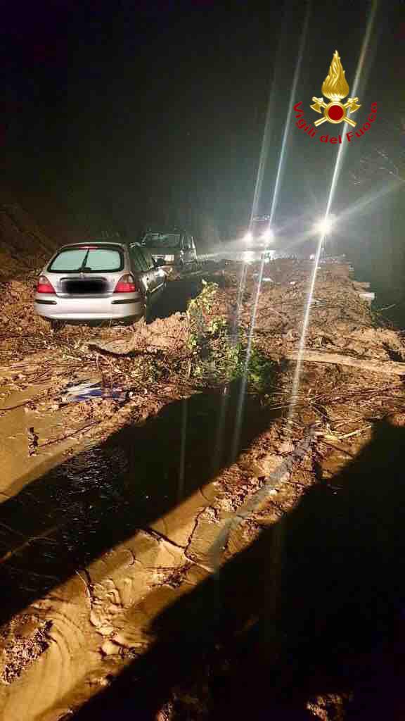 Frana tra Borgomanero e Gargallo, coinvolte due auto: problemi anche in Valsesia