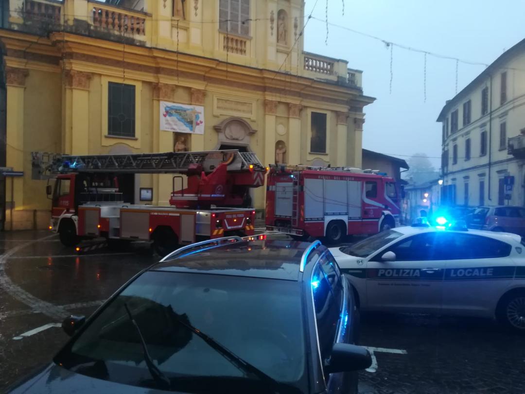 Castelletto: cadono calcinacci dal campanile. Sul posto i Vigili del fuoco