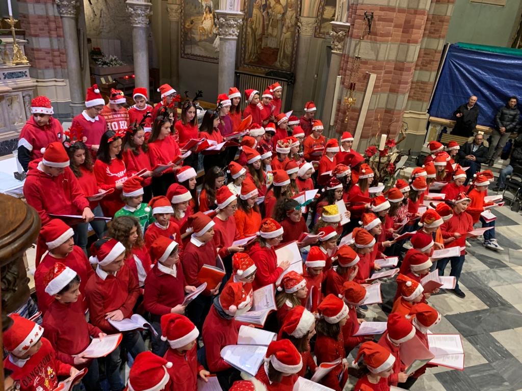 Novara, il coro della scuola Castelli al Sacro Cuore