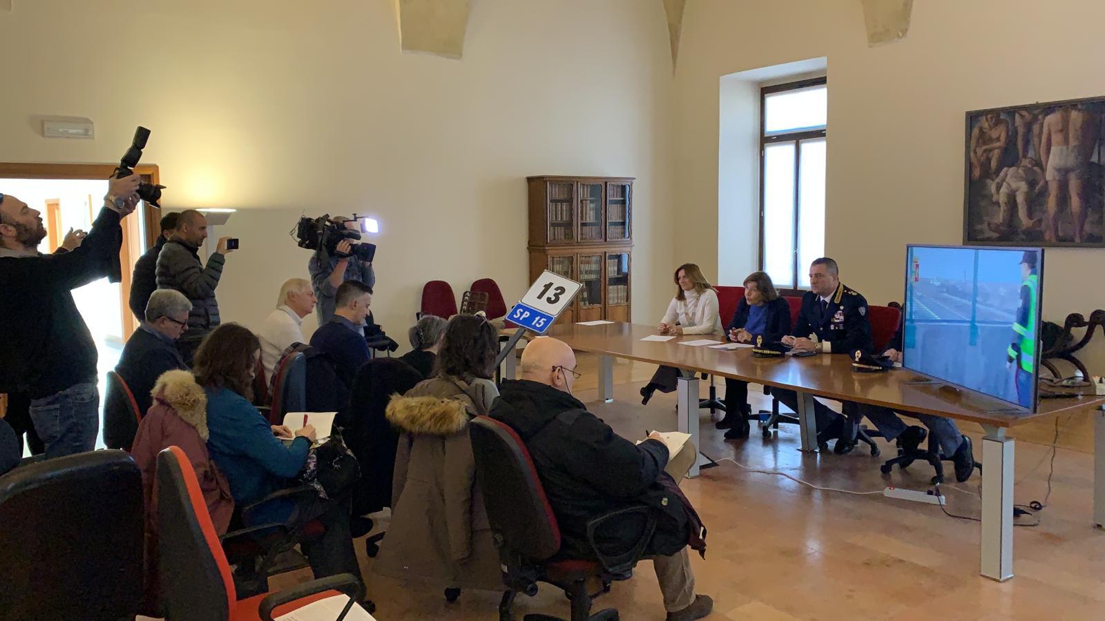 Hanno lanciato massi e un tombino da un ponte dell’A4: un giovane arrestato e un minore denunciato
