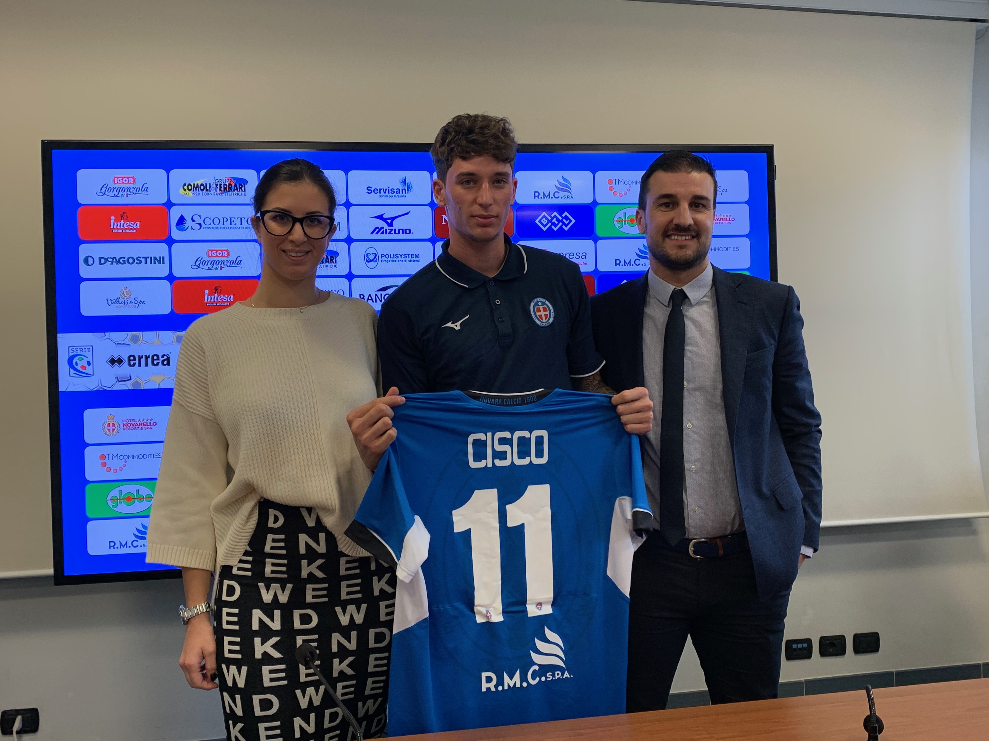 Novara calcio, presentato Andrea Cisco: «Sono carico». Il ds Urbano: «Voglio vedere qualcosa in più da tutti»
