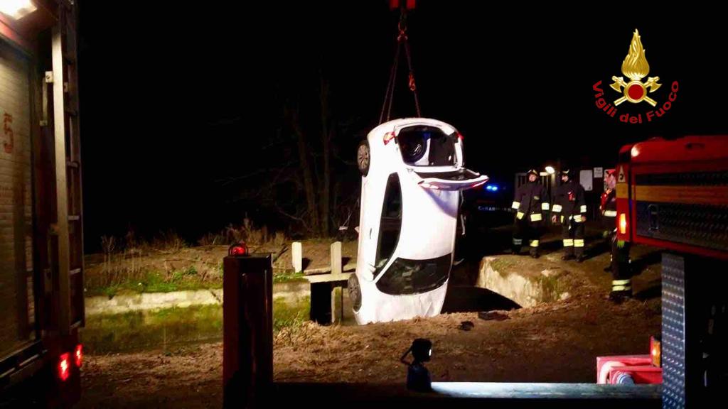 Auto finisce in un canale a Sozzago: nessun ferito