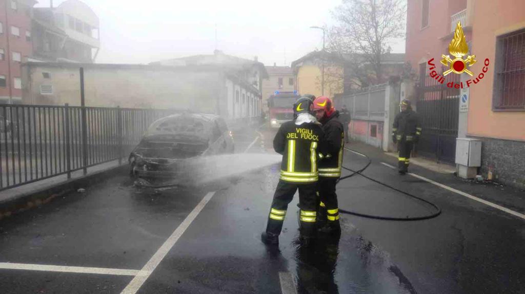 Auto in fiamme a Trecate