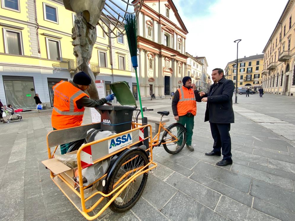 Novara: Assa, per la raccolta dei rifiuti ora si torna a scopa e paletta