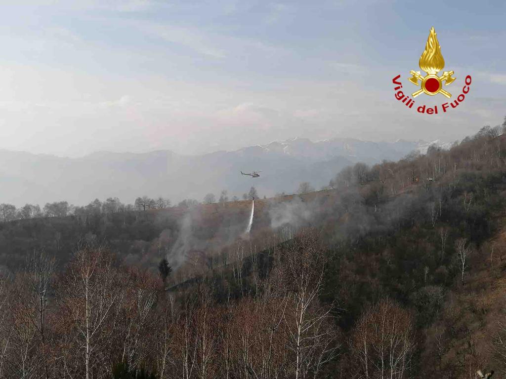 Fiamme a Cortano di Armeno: sul posto Vigili del fuoco e Aib