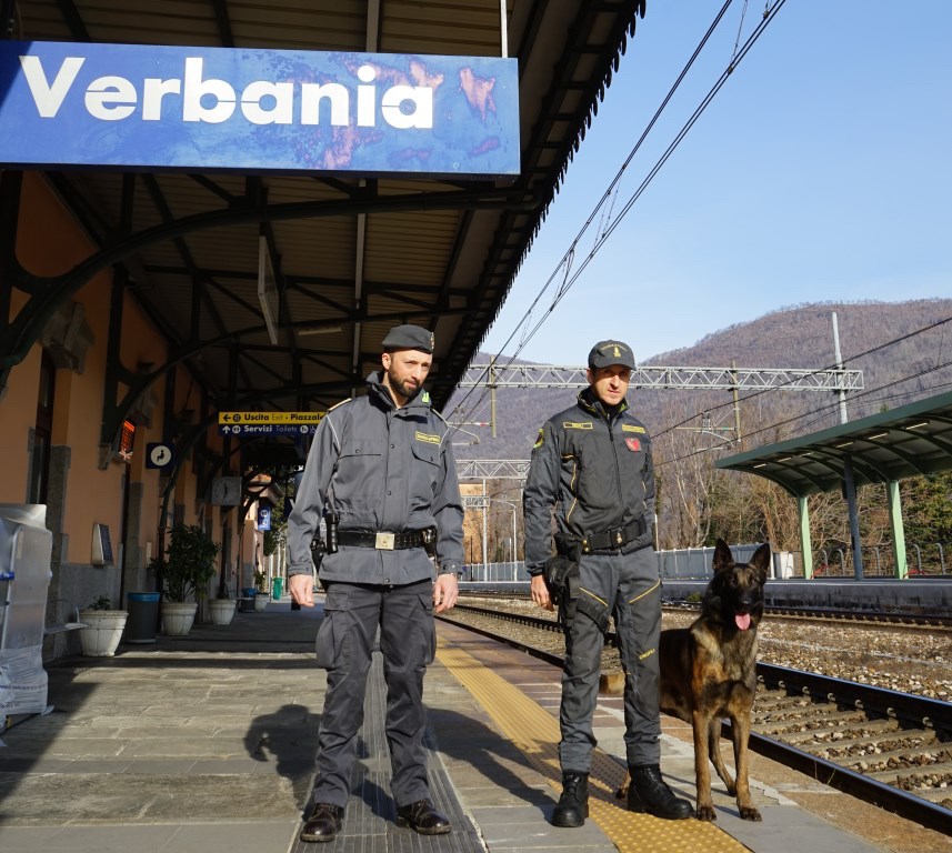 Nascondeva la droga nel pane, corriere arrestato a Verbania dalla Guardia di Finanza