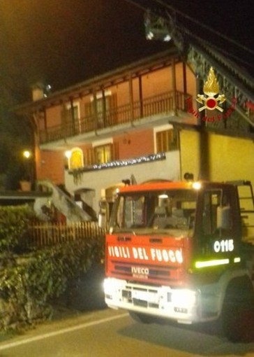 A Roccapietra fuoco in una canna fumaria