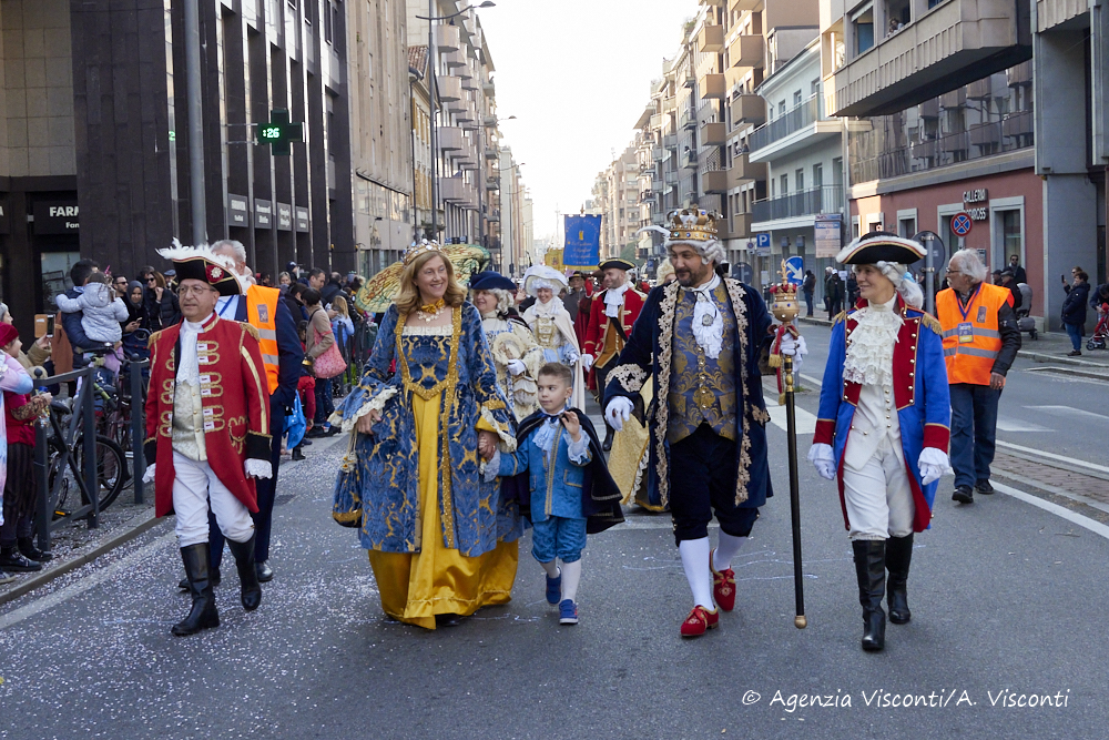 Migliaia di persone alla grande sfilata del Carnevale di Novara (galleria fotografica)