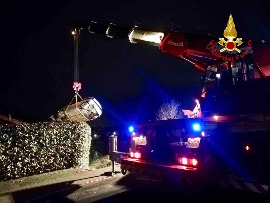 Oleggio: auto finisce in un cortile
