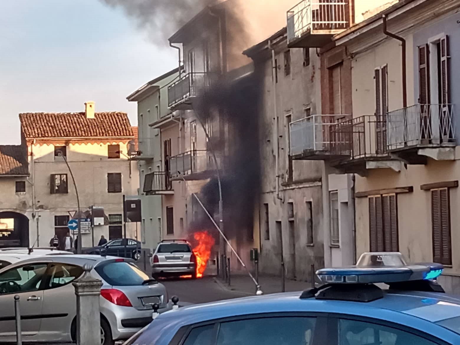 Auto in fiamme a Pernate intorno alle 16